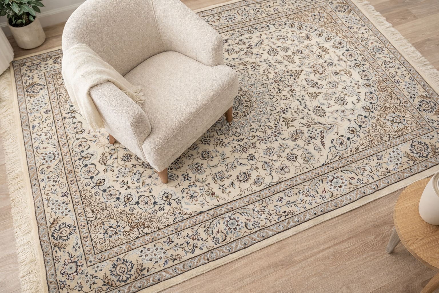 Druckstellen im Teppich vorsichtig behandeln